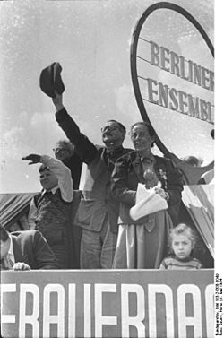 Archivo:Bundesarchiv Bild 183-24300-0049, Bertolt Brecht und Helene Weigel am 1. Mai
