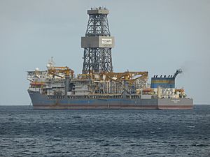 Archivo:Buque de perforación (Drill Ship) PACIFIC KHAMSIN, año 2013, fondeado en Tenerife