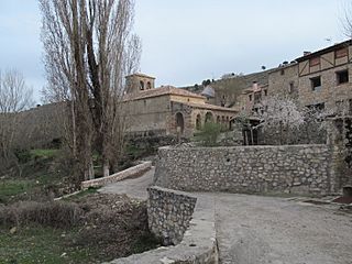 Carabias 09-Pueblo, iglesia.jpg