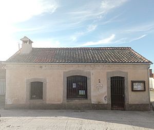 Archivo:Delegación de la casa consistorial de Torrecaballeros en Cabanillas.