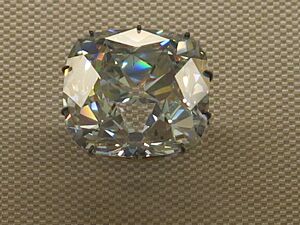 Archivo:Diamant le Régent (Louvre)