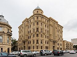 Archivo:Edificio en Baku, Azerbaiyán, 2016-09-28, DD 30