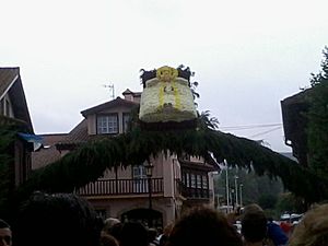 Archivo:Escultura floral de la Virgen de la Cama de Escalante