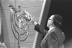 Flickr - Government Press Office (GPO) - P.M. MENAHEM BEGIN LIGHTING THE HANUKA CANDLES AT THE ST. JOHN'S WOOD SYNAGOGUE IN LONDON.jpg