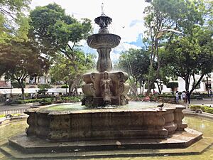 Archivo:Fuente de Las Sirenas