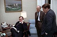 Archivo:George H. W. Bush on telephone