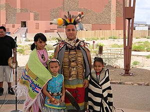 Archivo:Hualapai family in traditional costume from Arizona