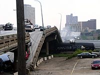 Archivo:I-35W bridge collapse TLR1