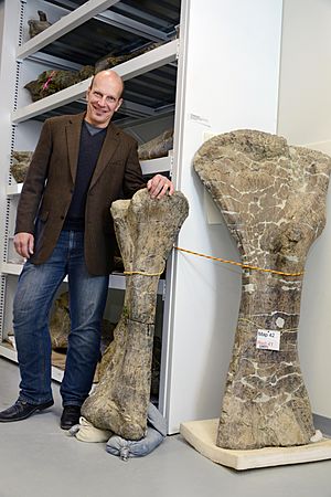 Archivo:Kenneth J. Lacovara and Dreadnoughtus