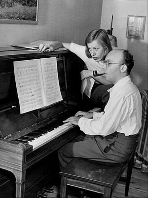Archivo:Kurt Weill and Lotte Lenya at home 1942