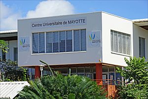 Archivo:Le centre universitaire (Dembéni, Mayotte) (34035754784)