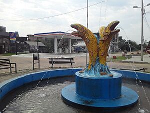 Archivo:Monumento-peces-alberdi