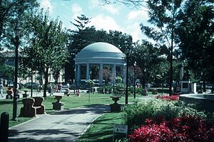 Archivo:PLAZA MORAZAN, SAN JOSE, COSTA RICA