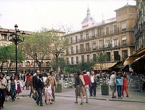 Archivo:Plaza de Zocodover, Toledo, 1983 (retouched)