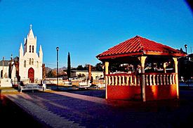 Plaza y templo de bavispe.jpg