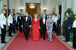 Archivo:President Ronald Reagan Nancy Reagan Miguel De La Madrid Hurtado and Mrs De La Madrid Hurtado in Cross Hall During State Dinner for President Miguel De La Madrid Hurtado of Mexico - DPLA - a5497006bc877bb01646c8ab808be5e3