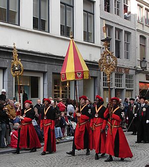Archivo:Procession of the Precious Blood of Jesus Christ-Bruges; het conopeum