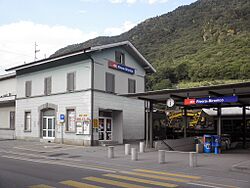Rivera-Bironico staz ferr lato strada.JPG