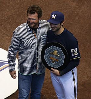 Archivo:Ryan Braun Accepts 2011 MVP from Robin Yount