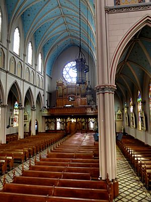 Archivo:Sainte Anne de Detroit Catholic Church (Detroit, MI) - interior, view from the ambo