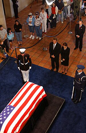 Archivo:Schwarzeneggers pay respects to Reagan