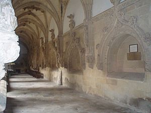Archivo:Sepulcros situados en una de las galerías del claustro del Monasterio de Oña