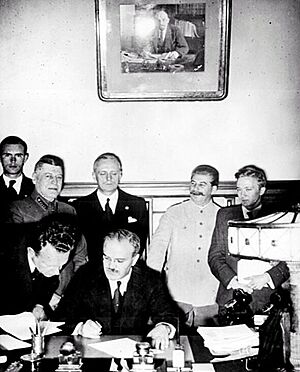 Archivo:Signing of the German–Soviet Treaty of Friendship in Moscow, September 28, 1939