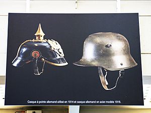 Archivo:Temporary exhibition about WWI, gare de Paris-Est, 2014 (German helmets)