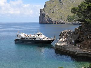 Archivo:Tourist boat at sa calobra (majorca spain) arp