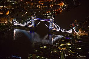 Archivo:Tower Bridge, aerial view, white lights, bridge open
