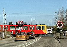 Archivo:Tyne&Wear Metrotrain on level crossing