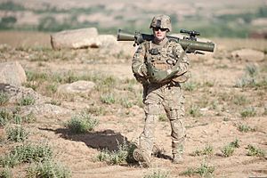 Archivo:U.S. Army Sgt. Jonathan House, an infantryman with Bravo Company, 3rd Battalion, 15th Infantry Regiment, 4th Infantry Brigade Combat Team, 3rd Infantry Division, carries a Carl Gustav recoilless rifle, an 84 mm 130606-Z-QE403-315