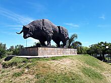 Archivo:Una estatua en el Paso de los Toros en Uruguay