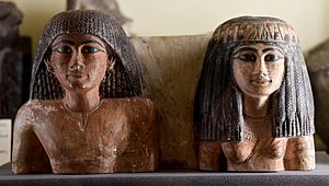Archivo:Upper part of a statuette of an Egyptian man and his wife. 18th Dynasty. From Egypt. From the Amelia Edwards Collection. Now housed in the Petrie Museum of Egyptian Archaeology, London