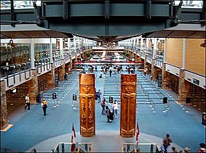 Archivo:Vancouver Airport Inside