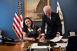 Archivo:Vice President Joe Biden jokes with Julia Louis-Dreyfus