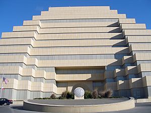 Archivo:Ziggurat Building