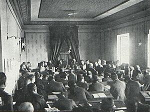 Archivo:1911-12-16, La Hormiga de Oro, Lo de Cullera (p. 795) (cropped) Aspecto de la sala del Juzgado de Sueca durante la celebración del Consejo de Guerra, Cabedo