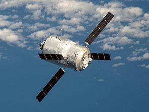 Archivo:ATV-3 approaches the International Space Station 1 cropped