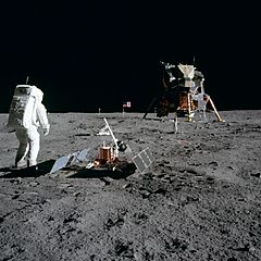Archivo:Aldrin Looks Back at Tranquility Base - GPN-2000-001102