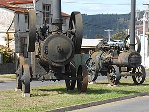 Archivo:Antiguos locomóviles, o motores portátiles, en Carahue. Región de La Araucanía. Chile
