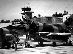 Archivo:Argentine A-4C parked during Falklands War 1982