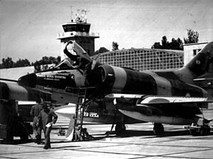 Archivo:Argentine A-4C parked during Falklands War 1982