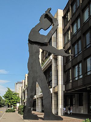 Archivo:Basel, kinetisch sculptuur voor de UBSbank aan de Aeschenplatz foto2 2013-07-26 17.13