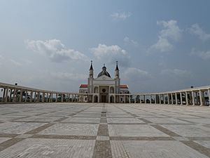 Archivo:Basilica of the Immaculate Conception, Mongomo