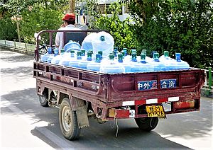 Archivo:Bottled drinking water.Chercen, Xinjiang, China