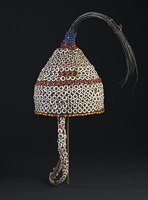 Archivo:Brooklyn Museum 2011.3.1 Bwami Hat for Kindi Level