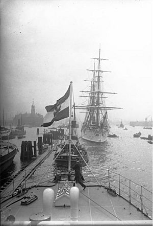 Archivo:Bundesarchiv Bild 102-12315, Bremerhafen, Argentinisches Schulschiff