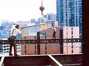 Archivo:Construction workers not wearing fall protection equipment