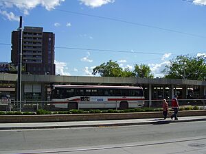 Archivo:Dundas West Stn